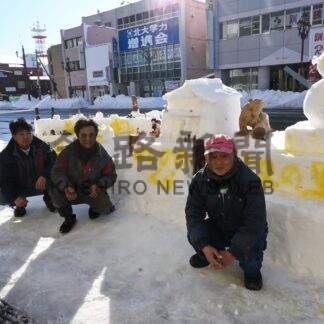市街地の様子石像に　明吉左官、なつかし館「蔵」前【釧路市】(2025-02-07)