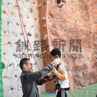 児童 壁登りに挑戦　興津小放課後教室参加者ら【釧路市】(2025-02-19)