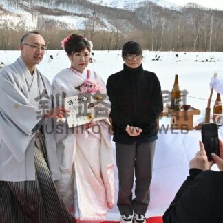 白銀世界で結婚祝福　阿寒でタンチョウ感謝祭【釧路市】(2025-02-11)