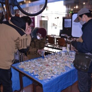 自慢の切手鑑定いくら　催しにぎわう【釧路市】(2025-02-23)