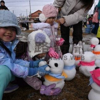 雪だるま作り楽しむ　雪不足も家族連れにぎわう　くしろ冬まつり【釧路市】(2025-02-02)