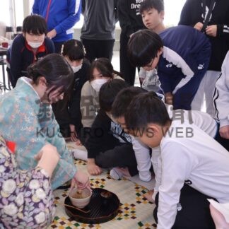 お茶の世界に興味津々　青葉小で体験教室【釧路市】(2025-02-26)