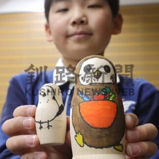 マトリョーシカに絵付け　根室で体験講座、親子でオリジナル作品完成【根室】(2025-02-28)