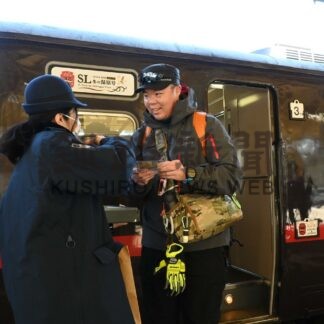 外国人観光客へ「交通安全を」　釧路署、ＳＬ湿原号運行日に啓発【釧路市】(2025-02-12)