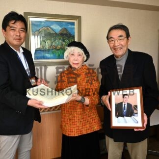 故高橋さん発行、同期会通信「あく手」釧路市立博物館に寄贈【釧路市】(2025-02-02)