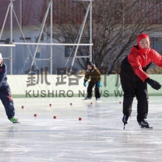 スケートフェスタで児童ら真剣に滑走【根室】(2025-02-04)