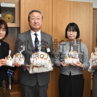 町内新１年生に「愛の鈴」寄贈　町商工会女性部【別海】(2025-03-18)