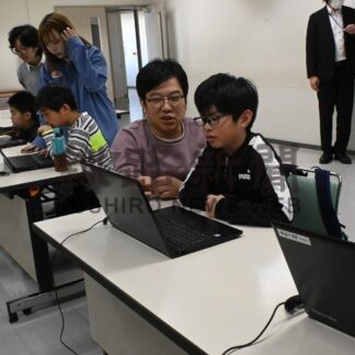 動画投稿の仕組み学ぶ　児童、ユーチューバー体験【釧路市】(2025-03-30)