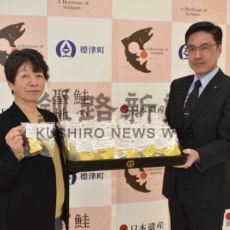 新１年生安全、健康願い「愛の鈴」贈る　町商工会女性部【標津】(2025-03-06)