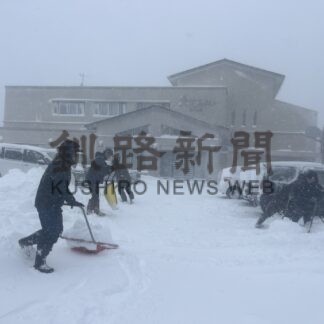 暴風雪 住民生活に影響　釧根管内、各事業所の臨時休業も【根室】_1(2025-03-18)
