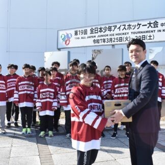 選抜チームに飲料差し入れ　釧路富山県人会【釧路市】(2025-03-25)