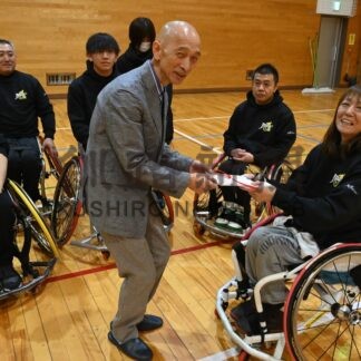 卓球協会、車いすバスケチームに１４万円寄付【釧路市】(2025-03-25)