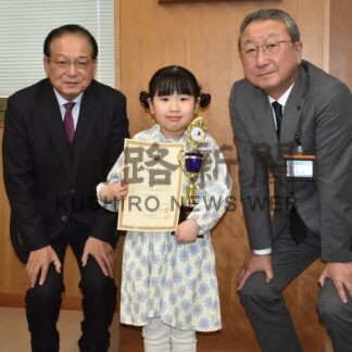 大野さん（上西春別小１年）ピアノ全国大会で銅賞　町役場表敬【別海】(2025-03-05)