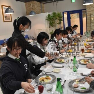 テーブルマナーを体験　ガールスカウト、コース料理味わう【釧路市】(2025-03-19)