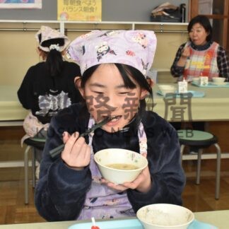 花咲ガニ スープで味わう　まるごと根室、小中学校に無償提供【根室】(2025-03-11)