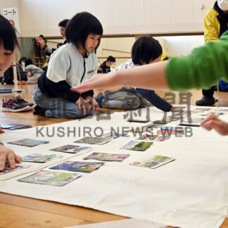 札獲得に集中　釧路でふるさとカルタ大会【釧路市】(2025-03-11)