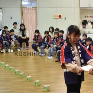 幼年消防ク年長児１６人に修了証授与　新富士保育園【釧路市】(2025-03-15)