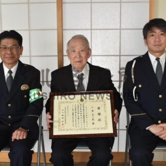 交通安全活動に貢献、小滝さんに感謝状【根室】(2025-03-24)