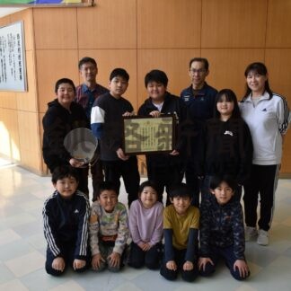 幌呂小、道の「いきもの守りたい賞」受賞　タンチョウ給餌評価【鶴居】(2025-03-06)