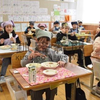 クジラ肉使ったふるさと給食に児童ら笑顔【釧路市】(2025-03-08)