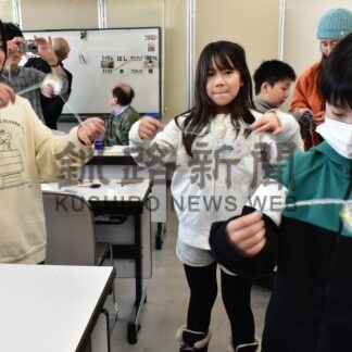 科学の不思議児童ら触れる　仮設サークルが教室【根室】(2025-03-12)