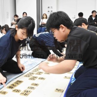 下の句かるた熱戦　小中学生２０チーム参加【別海】(2025-03-25)