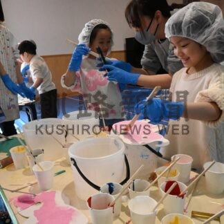 ペンキ塗り楽しい　岩楯塗装が認定こども園で教室【釧路市】(2025-03-25)