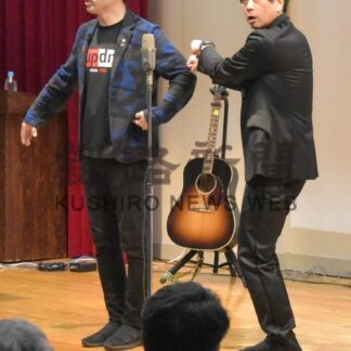 北方領土漫才、元島民に披露　道内出身「アップダウン」【羅臼】(2025-03-13)