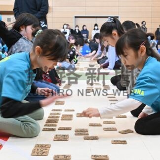 札めぐる攻防、激しく　釧路百人一首交流会【釧路市】(2025-03-06)