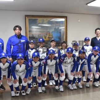 道東北大会優勝を報告　昭和ブルーホークス市長表敬、軟式野球【釧路市】(2025-03-27)