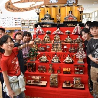 七段飾りひな人形すごい　阿寒小【釧路市】(2025-03-02)