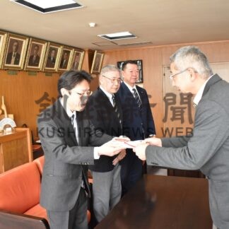 市に運搬用台車寄贈　釧路学校給食パン工業協組【釧路市】(2025-03-20)