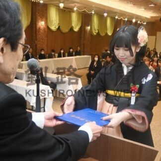 ３１人、社会への一歩　くしろせんもん学校卒業式【釧路市】(2025-03-08)