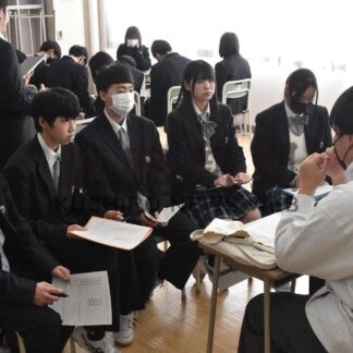 根室高卒業生、在校生に進路助言【根室】(2025-03-31)