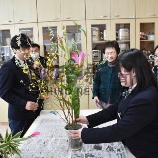 卒業生に感謝込め　阿寒中２年生が生け花【釧路市】(2025-03-14)