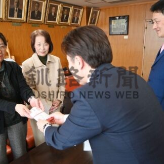 市ボランティア連協、市Ｐ連に図書カード寄贈【釧路市】(2025-03-23)