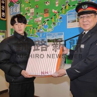 座布団で温まって　高校生が製作、根室駅に寄贈【根室】(2025-03-18)