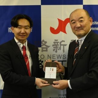 加藤さんに特賞贈呈　釧商、１００周年事業で【釧路市】(2025-03-07)