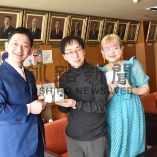 カレンダーで音別ＰＲ　甘利、アライさんが市役所で完成報告【釧路市】(2025-03-19)