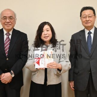 「南大通を盛り上げて」　「啄木・雪あかりの町・くしろの会」に１３８万円寄付【釧路市】(2025-04-16)