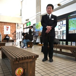 釧路駅に地場産カラマツ材でベンチ設置【釧路市】(2025-04-12)