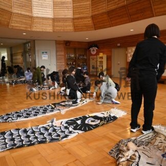 こいのぼり揚げへ準備　芦野小、霧雨で屋内作業【釧路市】(2025-04-20)