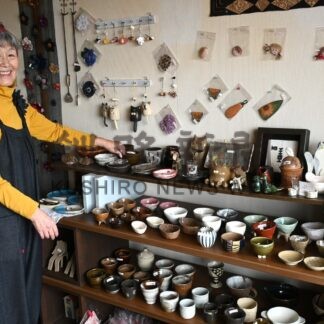 陶芸、手芸作品見て　サークル手作り展【釧路市】(2025-04-13)