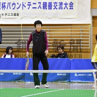 ネット挟み笑顔で交流　バウンドテニス小田原杯【釧路市】(2025-04-08)