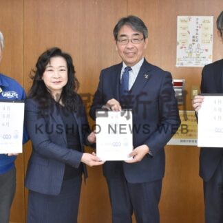 市教委にカレンダー寄贈　くしろ子ども未来塾【釧路市】(2025-04-05)