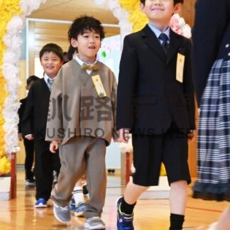 新１年生期待胸に学びやの門くぐる　３小学校入学式【厚岸】(2025-04-08)