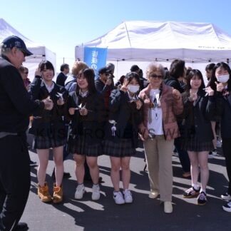 釧商業高生 大型客船歓迎　折り紙手渡し乗客と交流【釧路市】(2025-04-19)