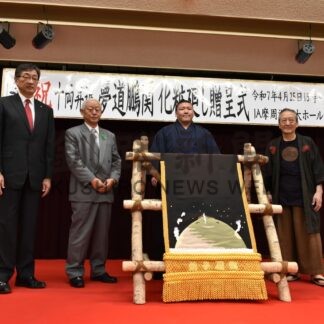 夢道鵬に化粧まわし贈呈　今後の活躍願う【弟子屈】(2025-04-26)