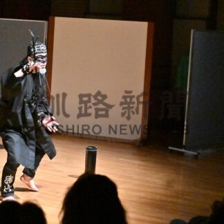 ＣＨＡＺさん「弓の舞」披露　アイヌ古式舞踊、名手の祖父から継承【釧路市】(2025-04-26)