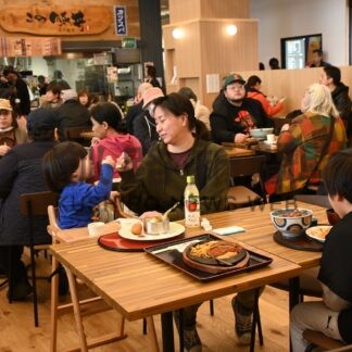 新館内来場者でにぎわう　道の駅「しらぬか恋問館」移転オープン【白糠】(2025-04-30)